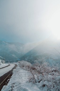 Dikkat işaretleri olan tehlikeli kış serpantin yol kaplı 