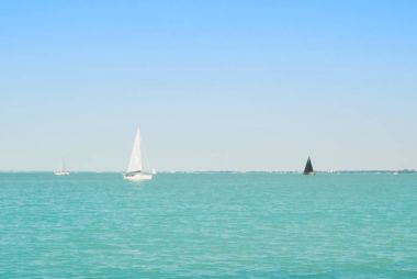 Parlak mavi şeffaf göl nehir ve ya siyah beyaz ile su