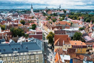Havadan panoramik görünümü Tallinn eski şehir şehir merkezi ve dar