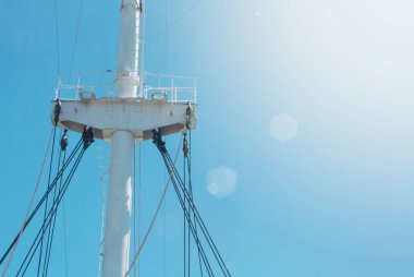 Beyaz gemi direği mavi gökyüzü ve gün ışığı, soyut kopyalama karşı