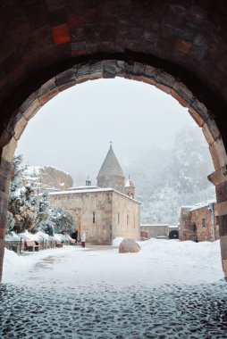 Geghard Ermeni Manastırı, bir görünümü ile bir tüf kemer giriş
