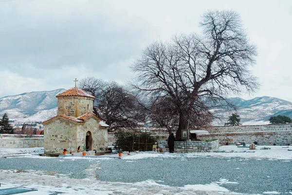 TBILISI, GEORGIA - JANUARY 2, 2016: Halaman ortodoks kuno S — Stok Foto