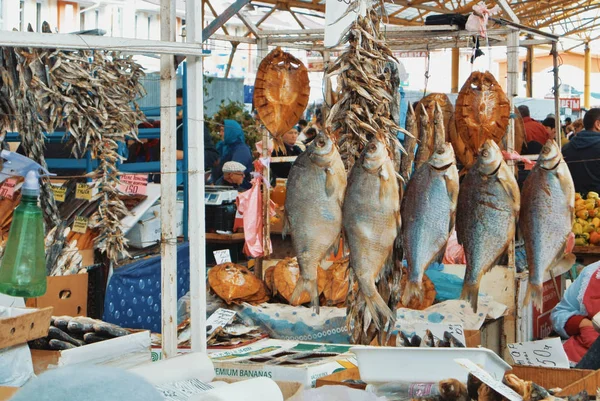 ODESSA, UCRÂNIA - OUTUBRO 14, 2017: Abundância de peixes secos de dife — Fotografia de Stock
