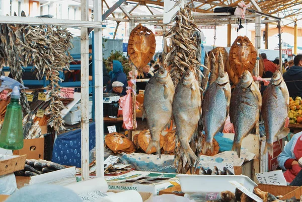 ODESSA, UKRAINE - 14 OCTOBRE 2017 : Beaucoup de poissons séchés de diff — Photo