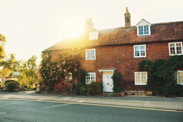 Gamla vintage medeltida vackra sten brittiska hus med kakel roo — Stockfoto