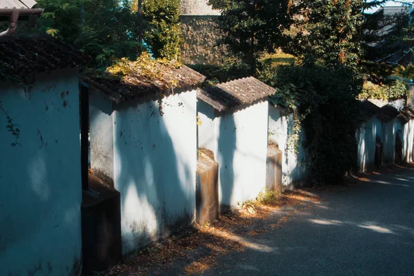 Cerca de pedra vintage de azulejos brancos no jardim, caído amarelo seco — Fotografia de Stock