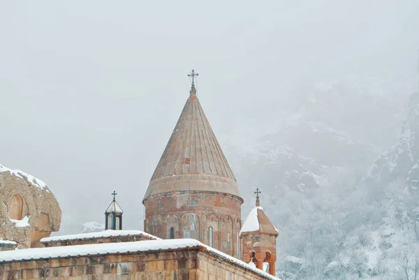 Uma cúpula de monastério arménio Geghard, árvores cobertas de neve wi — Fotografia de Stock