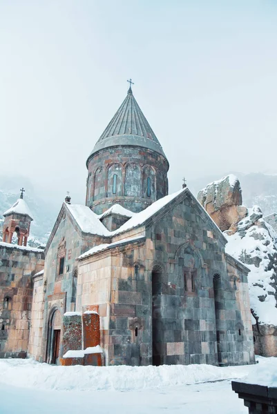 Biara Armenia Geghard, sebuah halaman gereja, perkerasan dan pohon co — Stok Foto