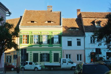Sibiu, Romanya - 1 Ağustos 2017: Eski tra bir sokak görünümüne