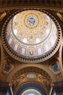Budapeşte, Macaristan - 24 Temmuz 2016: Saint Stephen dekore edilmiş fesleğen