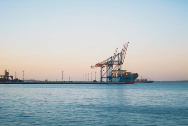 Odessa, Ukrayna - 16 Ekim 2017: Bir büyük kargo gemisi ve kargo c