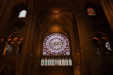 Paris, Fransa - 1 Şubat 2017: Karanlık iç katedral 