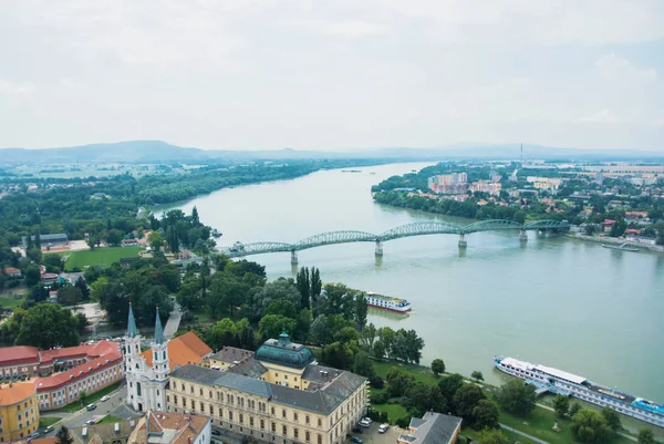 Panorama Flygfoto över takåsarna i Esztergom stad nära Buda — Stockfoto