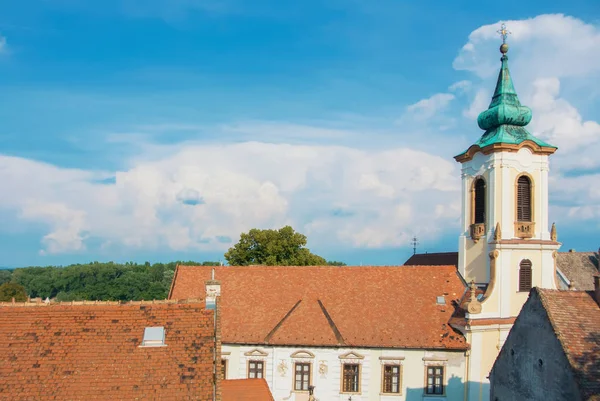 Szentendre, turistik bir kasaba ile çatılar üzerinden görüntülemek 