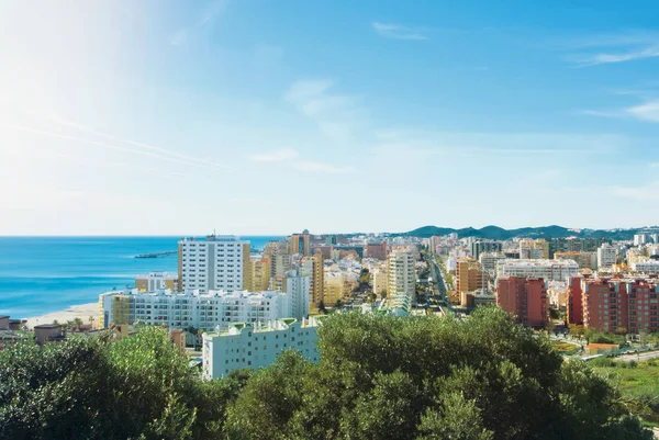 Uma vista para a cidade de Fuengirola e seus arredores, hotéis, resorts — Fotografia de Stock