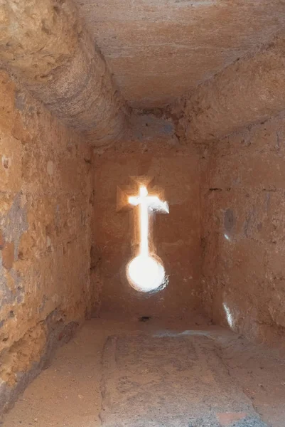 中世ムーア人の要塞で十字の形をした抜け穴 — ストック写真