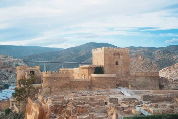 Ortaçağ Mağribi Kalesi Almeria Alcazaba panoramik manzaralı 