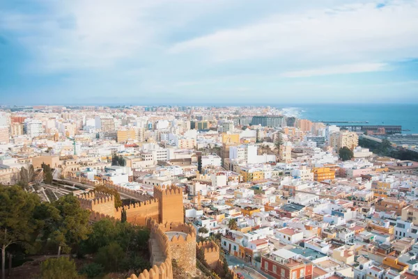 Almeria eski şehir ve deniz hava panoramik manzaralı sahil