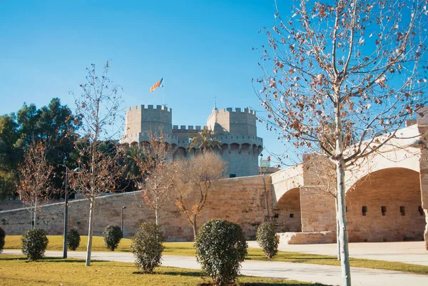 Bir Serranos Gate Turia park bahçeler görünümden bir bayrak, SK