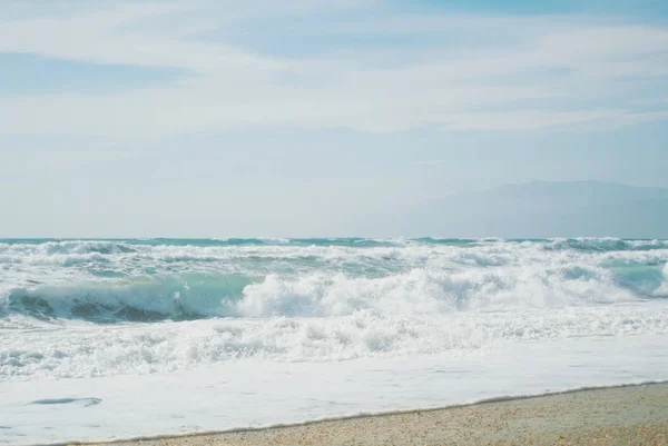 Parlak mavi turkuaz deniz okyanus dalgaları, yaz cenneti egzotik wa — Stok fotoğraf