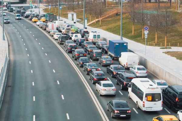 Bir yol üzerinde trafik sıkışıklığı ayakta arabalar bol olan bir görünüme 