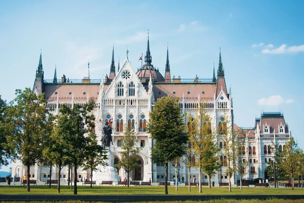 布达佩斯, 匈牙利-2016年7月24日: 对布达佩斯议会的看法 — 图库照片