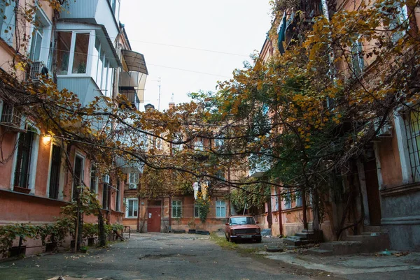Odessa, Ukrayna - 15 Ekim 2017: Eski tipik Sovyet avlu
