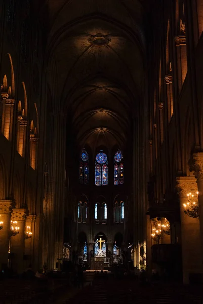 Paris, Fransa - 1 Şubat 2017: Karanlık iç katedral 