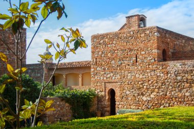 Malaga, İspanya - 16 Şubat 2014: Eski ortaçağ ile bir avlu