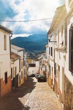Ronda, İspanya - 04 Şubat 2014: taş döşeli dar Arnavut kaldırımı Viyadükler