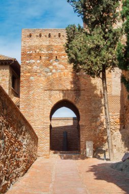 Bir avlu ile eski Ortaçağ taş duvarlar tuğla ve entranc kemer