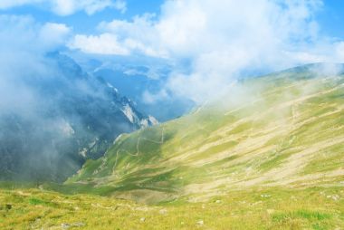 Panoramik Canyon yeşil dağların pe zincirinin arasında