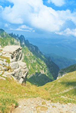 Panoramik bir yeşil dağ zinciri arasındaki uçurumu Kanyonu'na