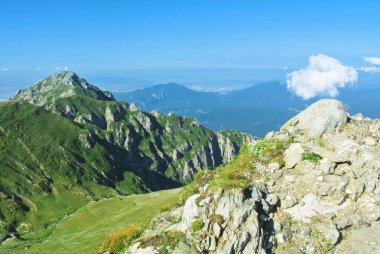 Panoramik Canyon yeşil dağların pe zincirinin arasında