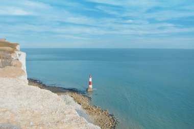 Mavi turkuaz su ile Beachy Head deniz feneri için havadan görünümü 