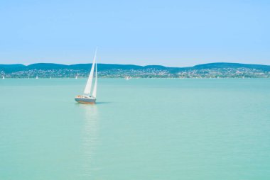 Bir gemiden görünümü parlak Balaton Gölü su ve beyaz yach