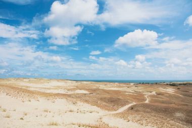 Kum tepeleri kuru ot, bir patika ve mavi Baltık se ile kaplı