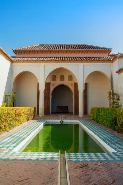 Malaga, İspanya - 16 Şubat 2014: Alcazaba, bir c sessiz bir çiftlikte
