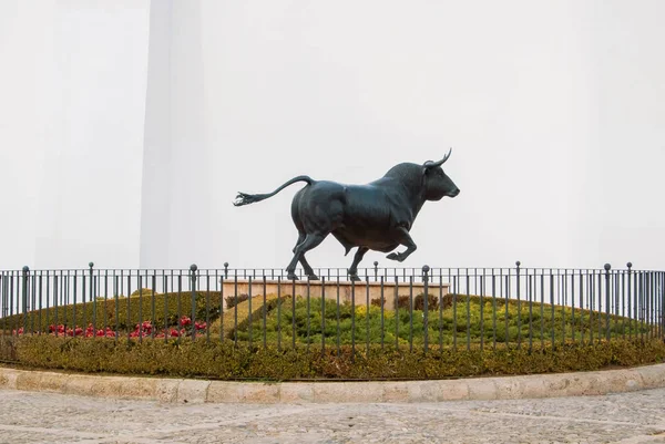 Ronda, İspanya - 03 Şubat 2014: Bir heykel anıt rakam bir 