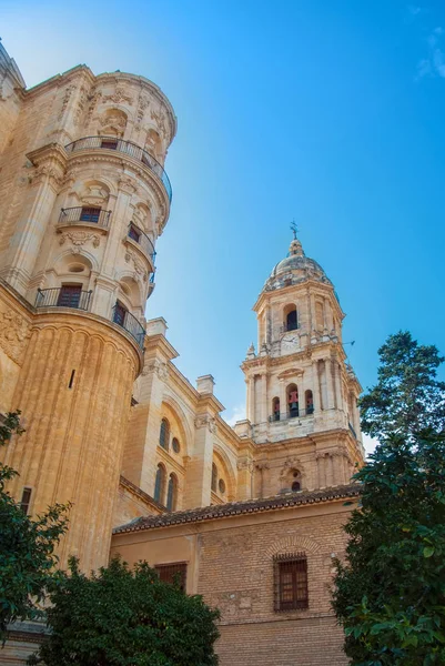 Veduta ravvicinata di un campanile della Cattedrale di Malaga sull'ora — Foto Stock
