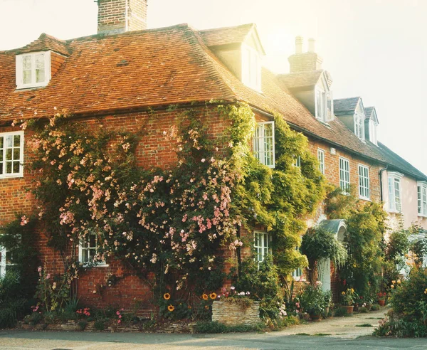 Oude vintage middeleeuwse mooie steen Britse huis met tegel roo — Stockfoto