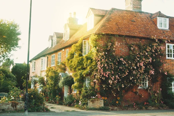 Starego rocznika średniowiecznych piękny dom kamień brytyjski z roo dachówka — Zdjęcie stockowe