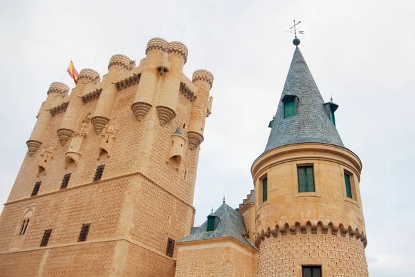 Belle torri decorate di un famoso castello Alcazar di Segovia — Foto Stock