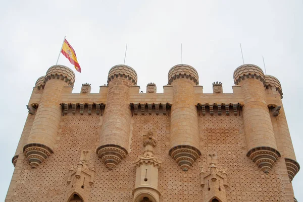 Bella torre decorata di un famoso castello Alcazar di Segovia — Foto Stock