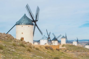 Satır eski geleneksel yel Consueg yakınlarındaki tepe üzerinde beyaz