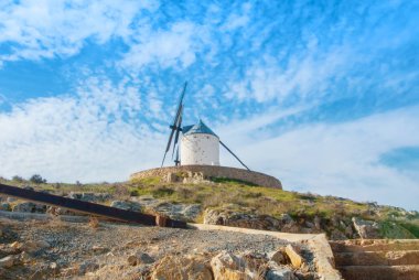 Consuegra (Casti yakınlarındaki tepe üzerinde eski beyaz geleneksel yel değirmeni
