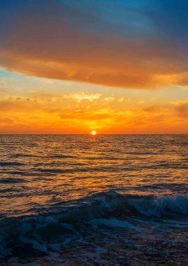 Güneş, renkli ayarı ile bir güzel parlak renkli deniz manzarası 