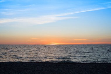 Güneş, renkli ayarı ile bir güzel parlak renkli deniz manzarası 