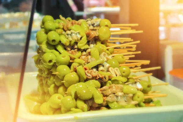 İspanyol geleneksel cousine, zeytin ve wo balık tapas yapılmış