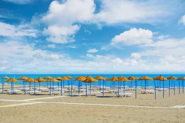 Άδειο τέλειο παράδεισο ονειρική παραλία με τέντες ομπρέλες φτιαγμένο από — Φωτογραφία Αρχείου